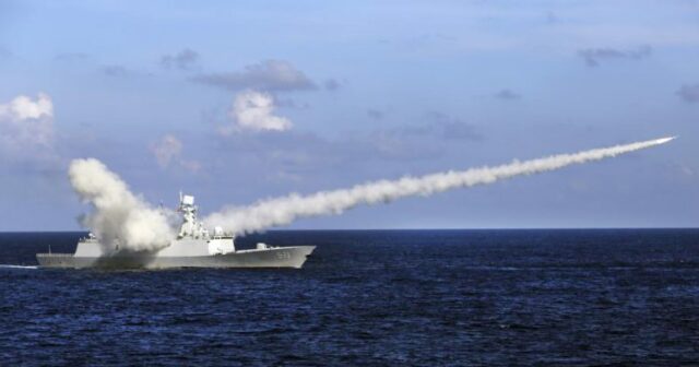 الصين تُطلق أول صاروخ من البحر