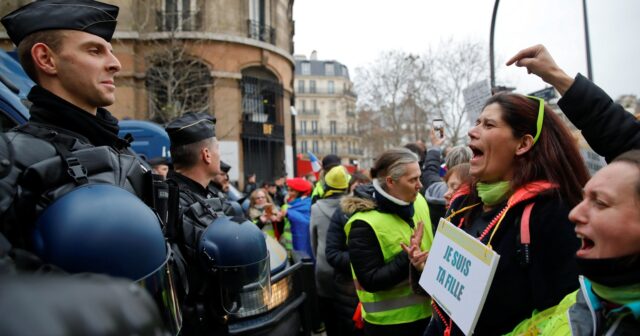 باريس: مظاهرات لـ "السترات الصفراء" والشرطة تعتقل 30 متظاهرا