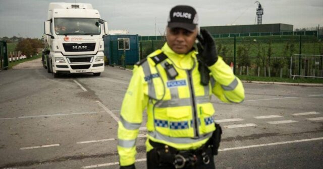 الشرطة البريطانية تعثر على 39 جثّة في شاحنة