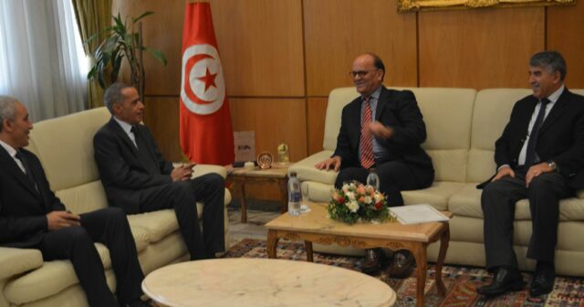 سفير الجزائر الجديد بتونس يسلم أوراق اعتماده لرئيس ديوان وزير الخارجية !