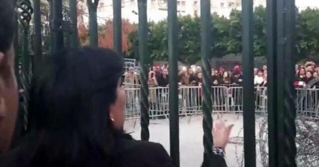 موسي لأنصارها أمام البرلمان: "أحنا لداخل وانتوما البرّة حتى تنتصر تونس بورقيبة "