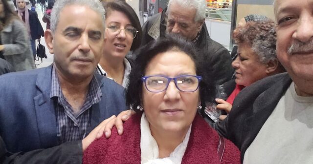 رفاق راضية النصراوي يُودّعونها وهي تغادر تونس للعلاج