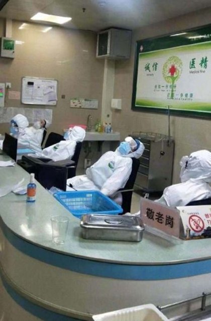 أحدهم مات بعدما عمل 10 أيام بلا نوم: الصين تُصنّف أطباءها كأبطال وطنيين