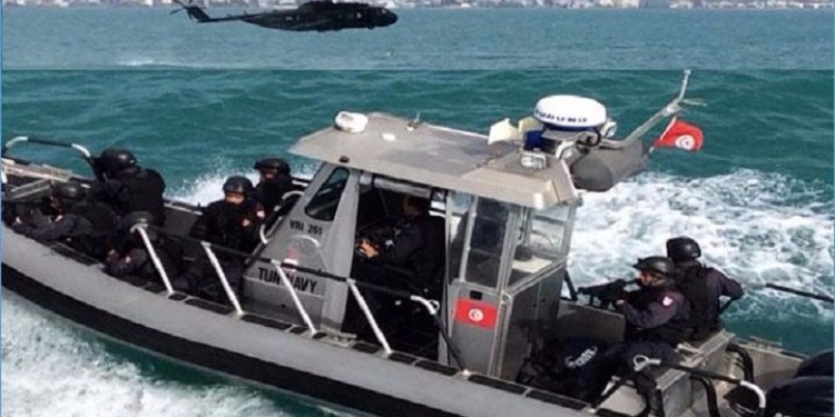 جيش البحر يُنقذ 11 "حارقا" قادمين من ليبيا
