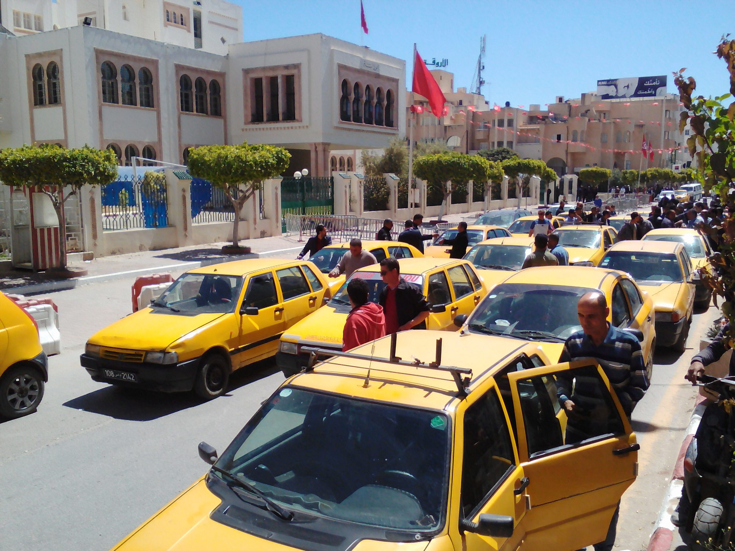أصحاب التاكسي الفردي في اضراب يوم 24 فيفري