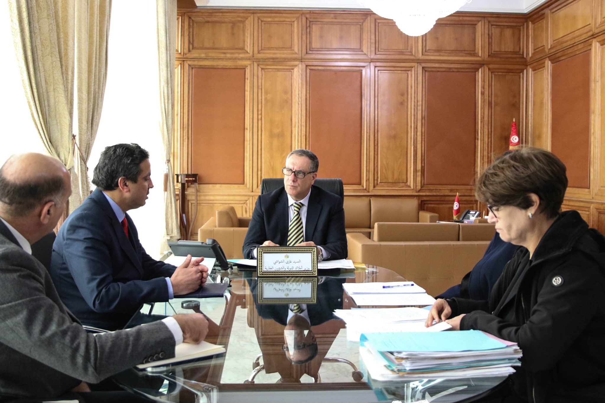 الشواشي يجتمع باعضاء مكتب المحاماة المتعهد بقضية البنك الفرنسي التونسي
