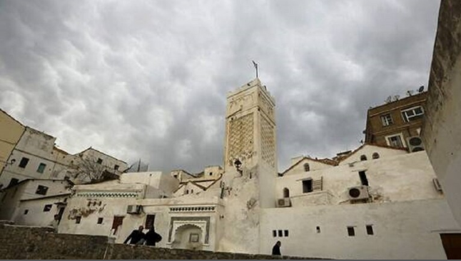 الجزائر : لجنة الفتوى تُحرّم ارتياد المصابين بكورونا المساجد والأماكن العامة