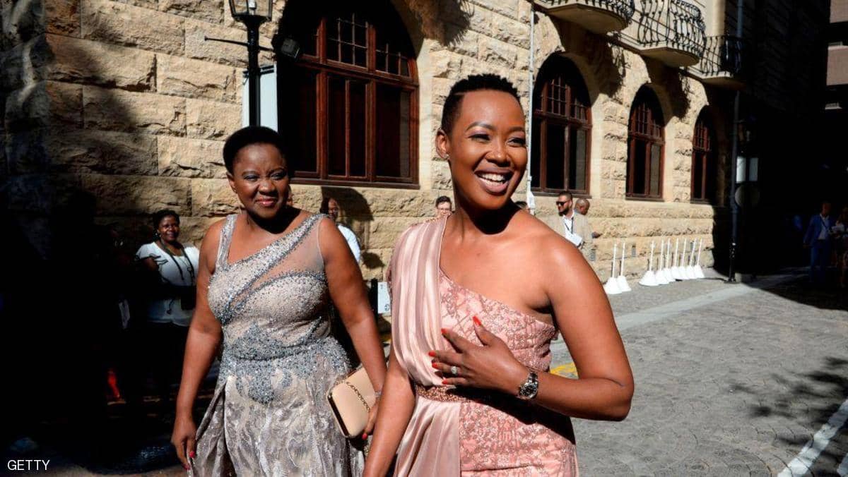 رئيس جنوب افريقيا يُعاقب وزيرة خالفت إجراءات العزل الصحي