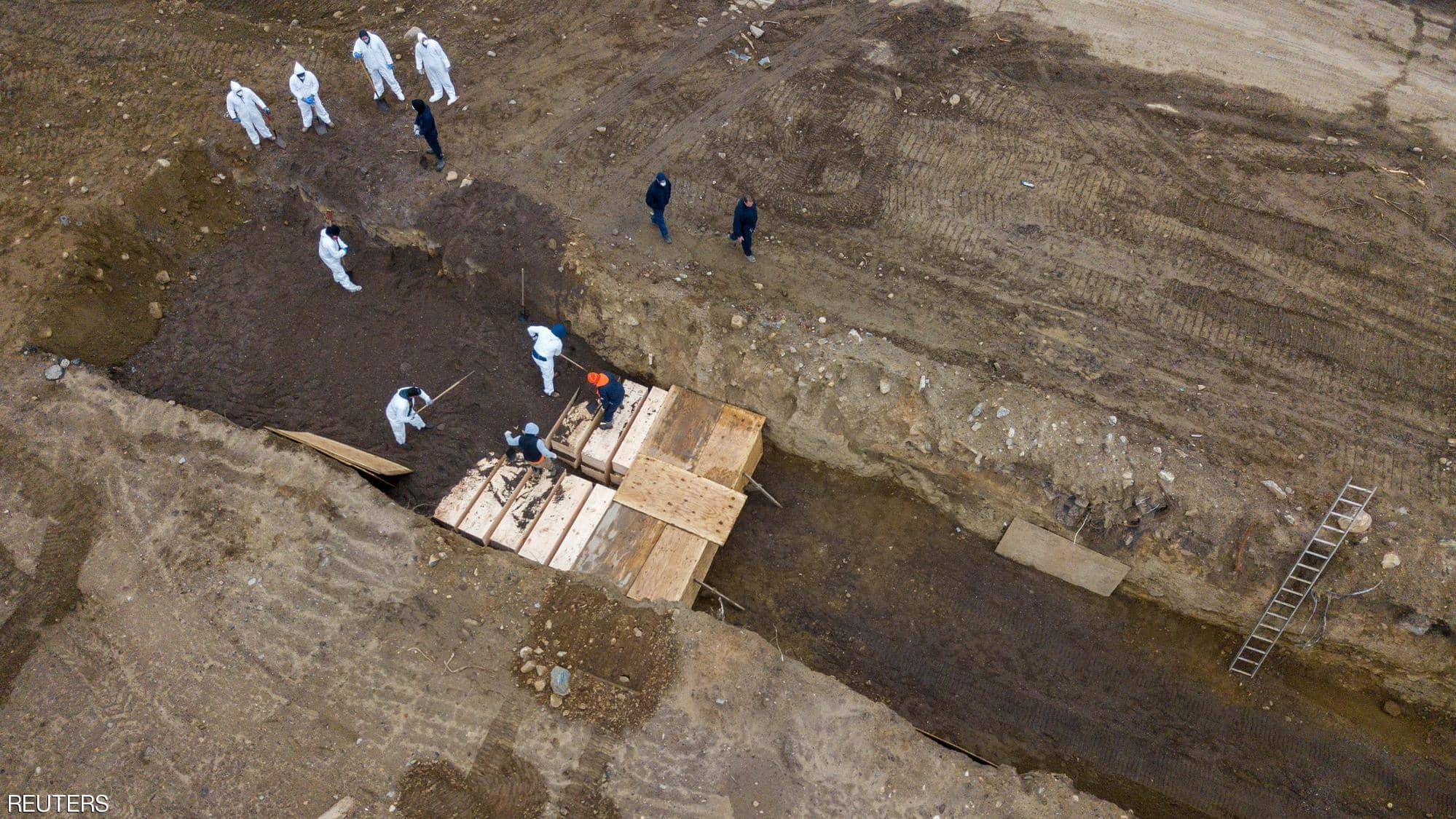 جزيرة الموت بنيويورك تحتضن مقابر جماعية لضحايا كورونا (صور)