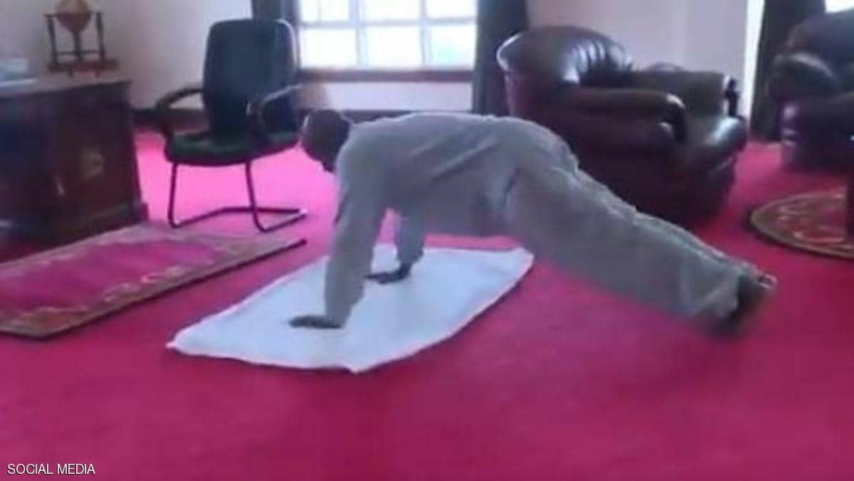 في عمر الـ 75: رئيس أوغندا ينصح بممارسة الرياضة في المنزل (فيديو)