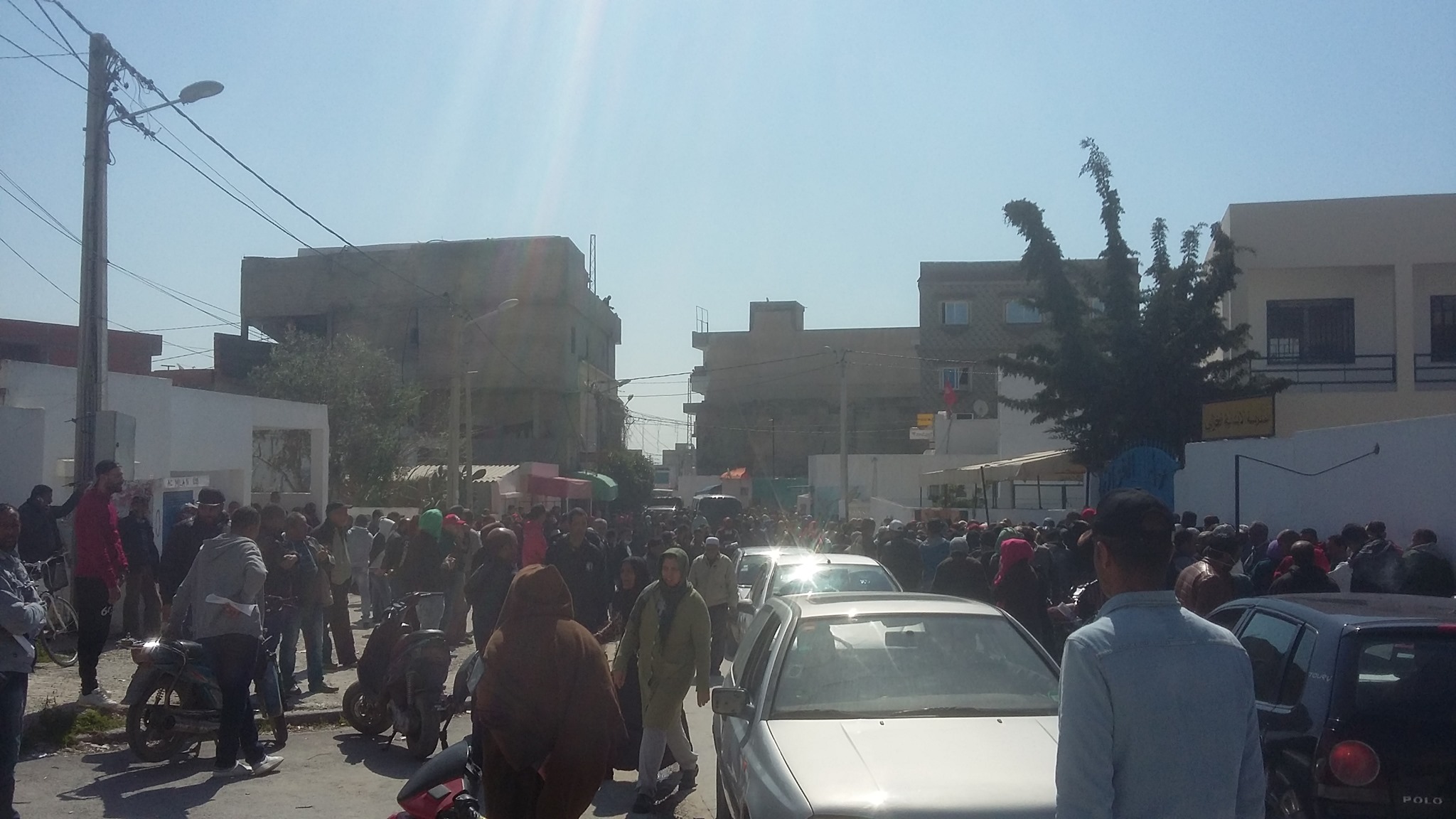 منوبة : مواطنون يحتشدون أمام مدرسة لايداع مطالب الإعانات