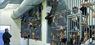 منظمة العفو الدولية تحثّ تونس على خفض عدد السجناء والموقوفين