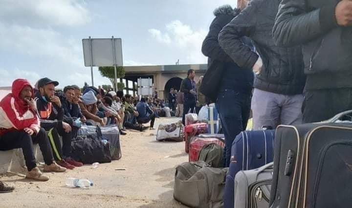 اكثر من 200 تونسي عالقين تحت القصف في معبر راس جدير يطلقون نداء استغاثة