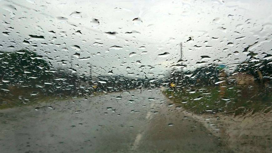 طقس اليوم: أمطار مُتفرقة كثيفة ورعدية