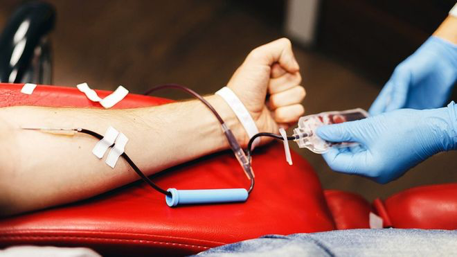بريطانيا: انطلاق تجارب علاج "كورونا" ببلازما دم المتعافين من المرض