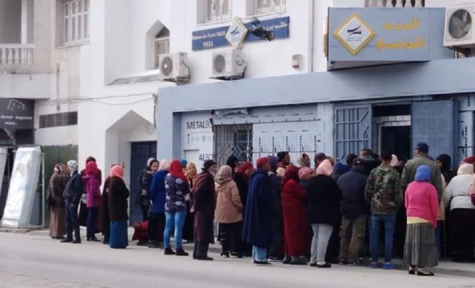 القيروان: ازدحام كبير أمام مكاتب البريد وعدم التزام بارتداء الكمامات