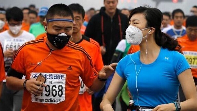 كمّامة طبيّة كادت تودي بحياة عدّاء صيني أثناء الركض