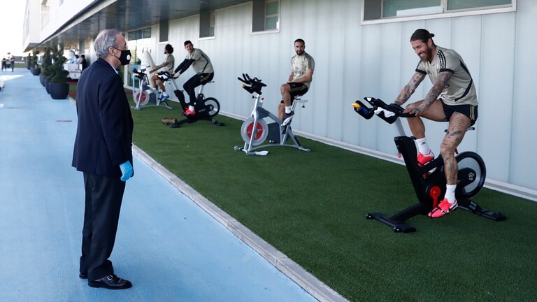رئيس ريال مدريد يواكب تدريبات الفريق بـ"بالكمامة"