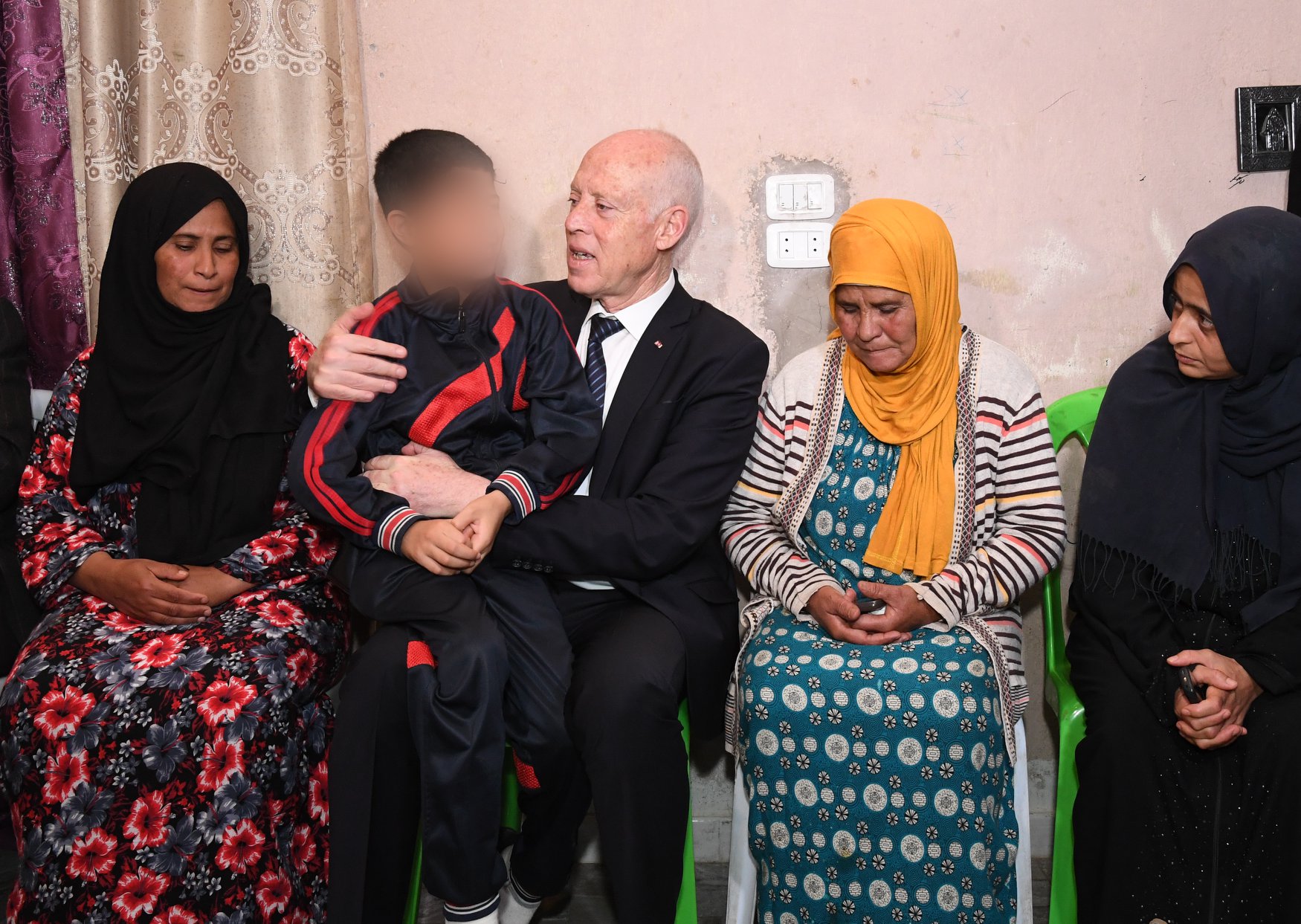 في زيارة لعائلة الشهيد الدزيري: سعيّد يخرقُ مُجدّدا اجراءات الوقاية من كورونا