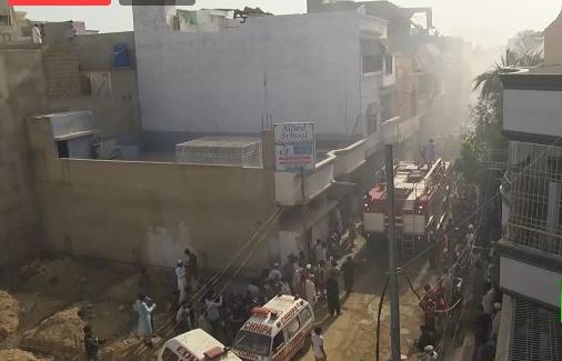 كارثة في باكستان: تحطّم طائرة تقلّ 107 رُكّاب فوق حيّ سكني (فيديو)