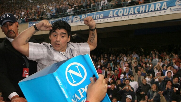 مارادونا يحتفل على طريقته بتتويج نابولي أمام اليوفي  (صورة)
