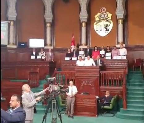 البرلمان: نُوّاب الدستوري الحر يعتصمون بمقعد الغنوشي..والعلوي يُعلّق /فيديو