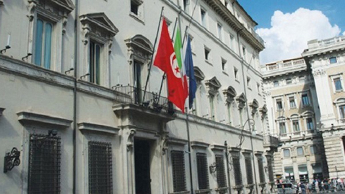 تونسي يهدّد بالانتحار حرقا داخل مقر القنصلية بميلانو
