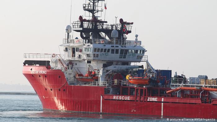 منهم تونسيون: شغب ومحاولات انتحار على متن سفينة إنقاذ "حراقة"