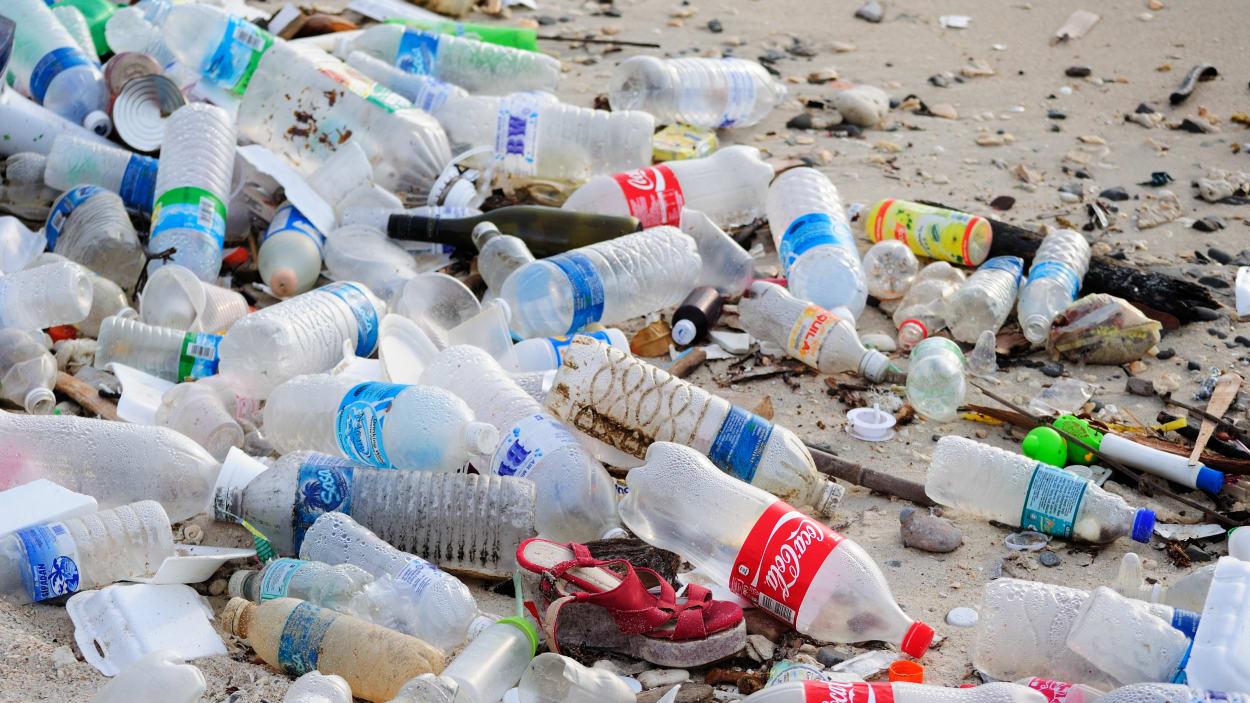 تقرير: لماذا ترفض الحكومة مجابهة آفة التلوث البلاستيكي ؟