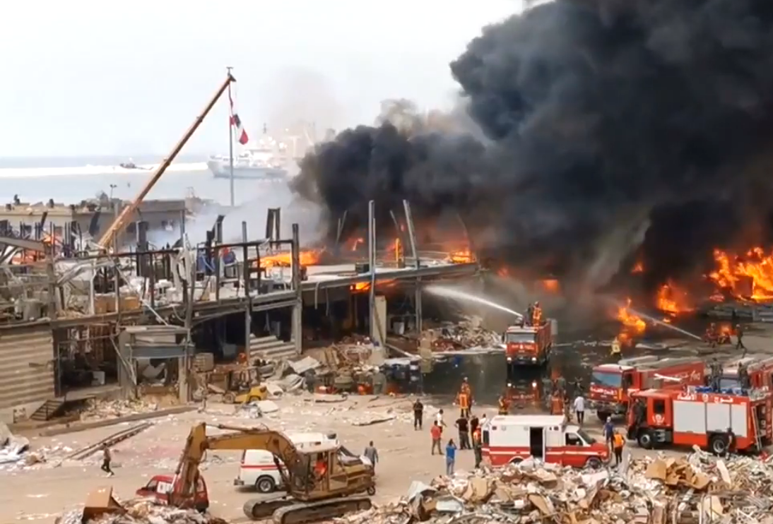 شهر ونصف بعد الإنفجار الرّهيب: حريق ضخم بمرفأ بيروت /فيديو