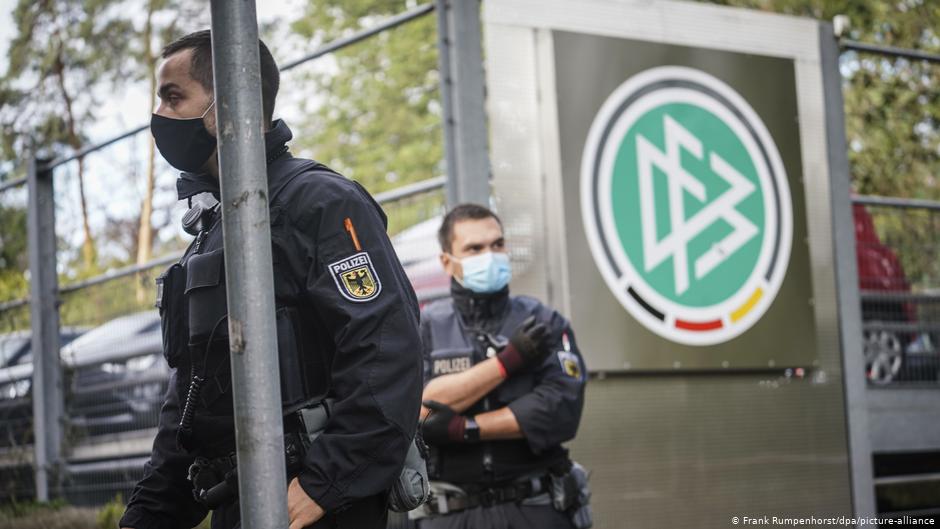 ألمانيا: تفتيش مكاتب اتحاد كرة القدم ومنازل مسؤولين بشبهة التهرب الضريبي