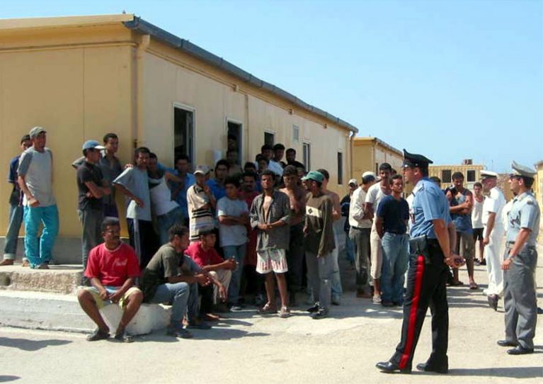 نائب عن التيار: اشتباكات بين تونسيين والشرطة بمركز احتجاز إيطالي