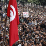 "لوفيغارو" تُقدم حصيلة الثورة: التونسيون في كل مكان يُعدّون موتاهم وسُجناء الرأي.. دمقرطة الفساد والشباب يرغبون في المنفى