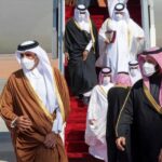 بعد قطيعة 3 سنوات: مُصافحة وعناق حارّ بين أمير قطر وولي العهد السعودي