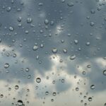 طقس اليوم: أمطار وانخفاض نسبي في درجات الحرارة
