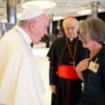 لأوّل مرّة في مجمع الأساقفة: البابا فرنسيس يُخالف التقليد المسيحي ويُعيّن امرأة في منصب كنسي رفيع