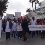 الأطباء الشبّان في مسيرة احتجاجية واعتصام مفتوح بمقرّ الوزارة