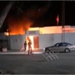 السواسي: احتقان وحرق سيارة أمنية إثر مقتل شقيقين في حادث مرور