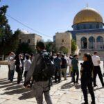 القدس: عشرات المستوطنين يقتحمون مُجدّدا باحة المسجد الأقصى تحت حماية الجيش