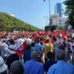 رويترز: أكثر من 8000 شخص شاركوا في المسيرة المساندة لقيس سعيد بشارع الحبيب بورقيبة