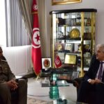وزير الدفاع يلتقي قائد القوات البرية الأميرية القطرية