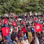 في وقفة احتجاجية بالعاصمة: أنصار النهضة و"مواطنون ضدّ الانقلاب" يُردّدون شعارات مُناهضة لقيس سعيّد