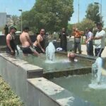العراق: متظاهرون يستحمّون في نافورة البرلمان بعد اقتحامه ويدخلون في مواجهات مع الامن ووزارة الصحة تعلن حالة الاستنفار