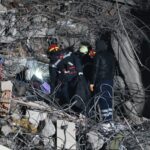 الحماية المدنية: فريق الانقاذ بمدينة أديامان التركية ينتشل 3 جثث من تحت أنقاض الزلزال /صور