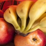 وزارة التجارة تُسعّر التفاح والموز وتلوّح بتتبّع المخالفين