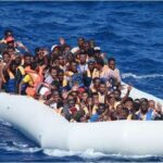 مهاجرون غير نظاميين في قارب